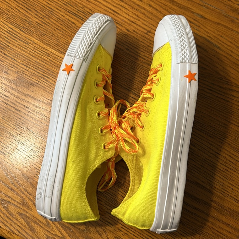 Excellent Condition! Converse 7.5 All Stars - Picture 3 of 12